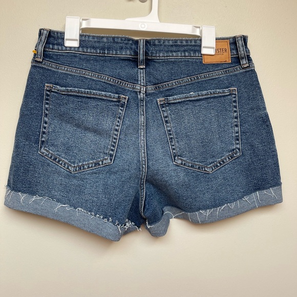 HOLLISTER ULTRA HIGH-RISE RIPPED DENIM MOM SHORTS NWOT - Picture 2 of 6